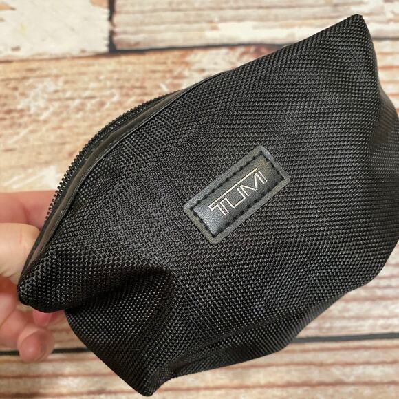 Tumi for Delta small black amenity travel bag - Picture 1 of 8